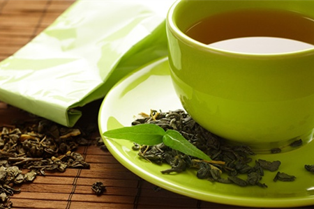 CÓ NÊN UỐNG NƯỚC TRÀ XANH THAY NƯỚC TINH KHIẾT?